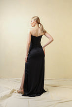 Load image into Gallery viewer, Vania little black dress
